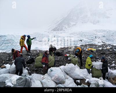 (190119) -- BEIJING, 19 janvier 2019 () -- des gens ramassent les déchets sur le versant nord du mont Qomolangma, dans la région autonome du Tibet du sud-ouest de la Chine, 8 mai 2017. (/Awang Zhaxi) titres : collecte des ordures sur le toit du monde xinhua PUBLICATIONxNOTxINxCHN Banque D'Images