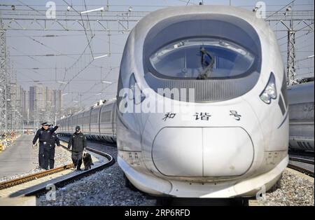 (190119) -- BEIJING, 19 janv. 2019 (Xinhua) -- des policiers des chemins de fer patrouillent avec un chien policier dans une station d'entretien pour assurer la sécurité de la prochaine ruée vers le voyage du Festival du printemps à Beijing, capitale de la Chine, le 19 janvier 2019. (Xinhua/Li Xin) CHINE-BEIJING-SPRING FESTIVAL-TRAVEL (CN) PUBLICATIONxNOTxINxCHN Banque D'Images