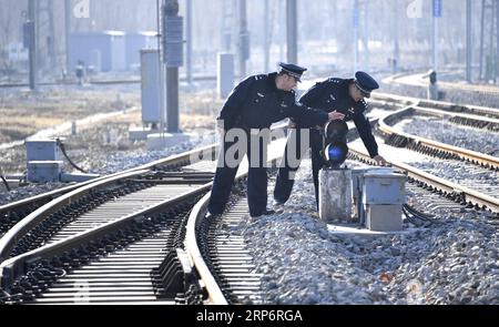 (190119) -- BEIJING, 19 janv. 2019 (Xinhua) -- des policiers des chemins de fer travaillent dans une station de maintenance pour assurer la sécurité de la prochaine ruée des voyages du Festival du printemps à Beijing, capitale de la Chine, le 19 janvier 2019. (Xinhua/Li Xin) CHINE-BEIJING-SPRING FESTIVAL-TRAVEL (CN) PUBLICATIONxNOTxINxCHN Banque D'Images