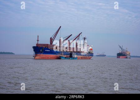 Les navires étrangers ont mouillé sur la rivière Pashur au mouillage extérieur du port de Mongla. C'est le deuxième plus grand port maritime du Bangladesh. Bagerhat, Bangl Banque D'Images