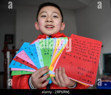 (190119) -- NANJING, 19 janv. 2019 (Xinhua) -- Zhuangzhuang montre les notes d'excuse qu'il a reçues de sa mère à Xuzhou, dans la province de Jiangsu, dans l'est de la Chine, le 18 janvier 2019. Xue Feng est un conducteur de train de la China Railway Shanghai Group Co., Ltd, dont le mari est un policier. En raison de leur travail, ils ne peuvent pas accompagner leur fils zhuangzhuang tout le temps. Chaque fois que Xue Feng doit quitter la maison pour le travail pendant quelques jours, elle écrira une note d'excuse à zhuangzhuang pour exprimer ses regrets. Et chaque fois que zhuangzhuang reçoit une note d'excuse de sa mère, il la mettra dans son Trésor Banque D'Images