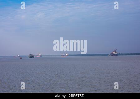 Les navires étrangers ont mouillé sur la rivière Pashur au mouillage extérieur du port de Mongla. C'est le deuxième plus grand port maritime du Bangladesh. Bagerhat, Bangl Banque D'Images