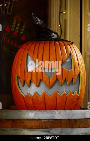 Halloween dans la ville décorée avec Jack O' Lantern Banque D'Images