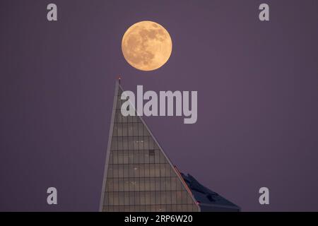 (190120) -- LONDRES, 20 janvier 2019 -- Une superlune est vue se lever au-dessus de Londres, Grande-Bretagne, le 20 janvier 2019. C est la première superlune de l année, quand une pleine lune apparaît un peu plus grande et plus brillante grâce à une position légèrement plus proche de la Terre. ) BRITAIN-LONDON-SUPERMOON StephenxChung PUBLICATIONxNOTxINxCHN Banque D'Images