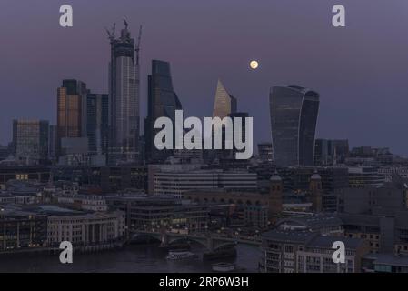 (190120) -- LONDRES, 20 janvier 2019 -- Une superlune est vue se lever au-dessus de Londres, Grande-Bretagne, le 20 janvier 2019. C est la première superlune de l année, quand une pleine lune apparaît un peu plus grande et plus brillante grâce à une position légèrement plus proche de la Terre. ) BRITAIN-LONDON-SUPERMOON StephenxChung PUBLICATIONxNOTxINxCHN Banque D'Images