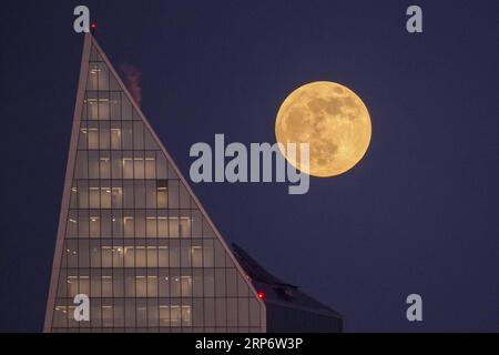 (190121) -- PÉKIN, 21 janvier 2019 -- une photo prise le 20 janvier 2019 montre une superlune se levant derrière un gratte-ciel dans la ville de Londres, en Grande-Bretagne. PHOTOS XINHUA DU JOUR StephenxChung PUBLICATIONxNOTxINxCHN Banque D'Images