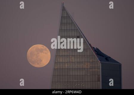 (190120) -- LONDRES, 20 janvier 2019 -- Une superlune est vue se lever au-dessus de Londres, Grande-Bretagne, le 20 janvier 2019. C est la première superlune de l année, quand une pleine lune apparaît un peu plus grande et plus brillante grâce à une position légèrement plus proche de la Terre. ) BRITAIN-LONDON-SUPERMOON StephenxChung PUBLICATIONxNOTxINxCHN Banque D'Images