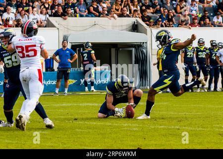 Stuttgart, Allemagne. 03 septembre 2023. Ligue européenne de football, ELF/ match : Helvetic Guards à Stuttgart Surge le 03. Septembre 2023, au Gazi Stadium , Stuttgart , Allemagne, Stuttgart Surge/ # 14 Yannick Mayr, K # 34 Lenny Krieg crédit : Frank Baumert/Alamy Live News Banque D'Images