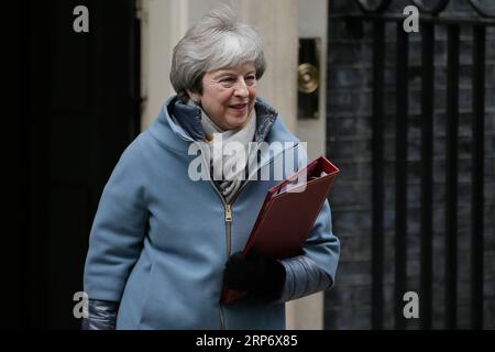 (190121) -- LONDRES, le 21 janvier 2019 -- la première ministre britannique Theresa May quitte le 10 Downing Street pour la Chambre des communes, à Londres, en Grande-Bretagne, le 21 janvier 2019. May a déclaré lundi qu'elle ne soutiendrait pas un Brexit sans accord ni ne retarderait le départ du pays de l'Union européenne (UE). May a fait ces remarques en s'adressant aux législateurs à la Chambre des communes pour exposer ses dernières propositions pour le départ de la Grande-Bretagne de l'UE. BRETAGNE-LONDRES-MAI-BREXIT TimxIreland PUBLICATIONxNOTxINxCHN Banque D'Images