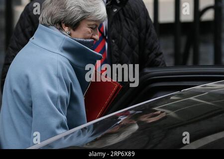 (190121) -- LONDRES, le 21 janvier 2019 -- la première ministre britannique Theresa May quitte le 10 Downing Street pour la Chambre des communes, à Londres, en Grande-Bretagne, le 21 janvier 2019. May a déclaré lundi qu'elle ne soutiendrait pas un Brexit sans accord ni ne retarderait le départ du pays de l'Union européenne (UE). May a fait ces remarques en s'adressant aux législateurs à la Chambre des communes pour exposer ses dernières propositions pour le départ de la Grande-Bretagne de l'UE. BRETAGNE-LONDRES-MAI-BREXIT TimxIreland PUBLICATIONxNOTxINxCHN Banque D'Images