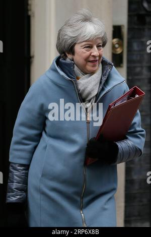 (190121) -- LONDRES, le 21 janvier 2019 -- la première ministre britannique Theresa May quitte le 10 Downing Street pour la Chambre des communes, à Londres, en Grande-Bretagne, le 21 janvier 2019. May a déclaré lundi qu'elle ne soutiendrait pas un Brexit sans accord ni ne retarderait le départ du pays de l'Union européenne (UE). May a fait ces remarques en s'adressant aux législateurs à la Chambre des communes pour exposer ses dernières propositions pour le départ de la Grande-Bretagne de l'UE. BRETAGNE-LONDRES-MAI-BREXIT TimxIreland PUBLICATIONxNOTxINxCHN Banque D'Images