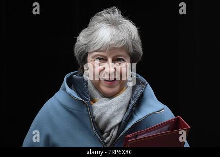 (190121) -- LONDRES, le 21 janvier 2019 -- la première ministre britannique Theresa May quitte le 10 Downing Street pour la Chambre des communes, à Londres, en Grande-Bretagne, le 21 janvier 2019. May a déclaré lundi qu'elle ne soutiendrait pas un Brexit sans accord ni ne retarderait le départ du pays de l'Union européenne (UE). May a fait ces remarques en s'adressant aux législateurs à la Chambre des communes pour exposer ses dernières propositions pour le départ de la Grande-Bretagne de l'UE. BRETAGNE-LONDRES-MAI-BREXIT TimxIreland PUBLICATIONxNOTxINxCHN Banque D'Images