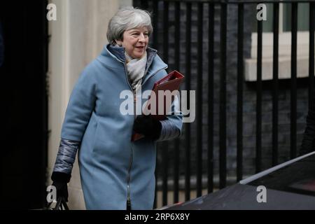 (190121) -- LONDRES, le 21 janvier 2019 -- la première ministre britannique Theresa May quitte le 10 Downing Street pour la Chambre des communes, à Londres, en Grande-Bretagne, le 21 janvier 2019. May a déclaré lundi qu'elle ne soutiendrait pas un Brexit sans accord ni ne retarderait le départ du pays de l'Union européenne (UE). May a fait ces remarques en s'adressant aux législateurs à la Chambre des communes pour exposer ses dernières propositions pour le départ de la Grande-Bretagne de l'UE. BRETAGNE-LONDRES-MAI-BREXIT TimxIreland PUBLICATIONxNOTxINxCHN Banque D'Images