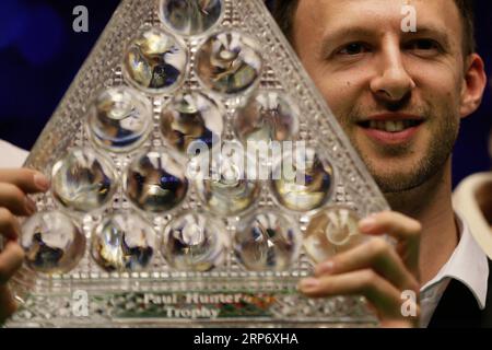 (190122) -- PÉKIN, 22 janv. 2019 (Xinhua) -- Judd Trump d'Angleterre pose avec le trophée après avoir remporté le dernier match contre son compatriote Ronnie O Sullivan au Snooker Masters 2019 à Londres, Grande-Bretagne, le 20 janvier 2019. (Xinhua/Tim Ireland) PHOTOS XINHUA DU JOUR PUBLICATIONxNOTxINxCHN Banque D'Images