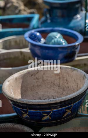 piles de pots de plantes en céramique colorés en vente dans un centre de jardinage ou une foire de jardinage sur l'île de wight au royaume-uni Banque D'Images