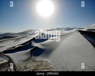 (190122) -- JIUQUAN, 22 janv. 2019 (Xinhua) -- une photo aérienne prise le 21 janvier 2019 montre la vue du point panoramique enneigé de Crescent Moon Spring sur la montagne Mingsha à Dunhuang, dans la province du Gansu du nord-ouest de la Chine. (Xinhua/Zhang Xiaoliang) CHINA-GANSU-SNOW SCENERY (CN) PUBLICATIONxNOTxINxCHN Banque D'Images