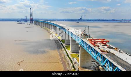 (190122) -- PÉKIN, 22 janvier 2019 -- une photo aérienne prise le 25 septembre 2018 montre le chantier de construction du pont Shanghai-Nantong sur le fleuve Yangtze à Nantong, dans la province du Jiangsu de l'est de la Chine. L économie de la Chine a crû de 6,6 pour cent sur un an en 2018, battant l objectif annuel officiel d environ 6,5 pour cent, selon les données du Bureau national des statistiques (NBS) lundi. Le produit intérieur brut (PIB) du pays a atteint 90,03 billions de yuans (environ 13,32 billions de dollars américains) en 2018. Voici un ensemble de faits et de chiffres publiés par la NBS sur sa solide performance économique l'an dernier. -- Chine s f Banque D'Images