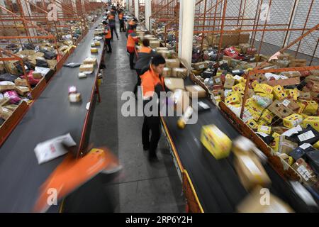 (190122) -- PÉKIN, 22 janv. 2019 (Xinhua) -- des travailleurs organisent des livraisons dans une entreprise de livraison à Yinchuan, dans la région autonome hui de Ningxia, au nord-ouest de la Chine, 12 novembre 2018. (Xinhua/Wang Peng) titres de Xinhua : les moteurs institutionnels derrière le miracle économique chinois PUBLICATIONxNOTxINxCHN Banque D'Images