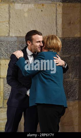 (190122) -- AIX-LA-CHAPELLE, 22 janv. 2019 (Xinhua) -- la chancelière allemande Angela Merkel (R) et le président français Emmanuel Macron réagissent lors de la cérémonie de signature du traité d'Aix-la-Chapelle, en Allemagne, le 22 janvier 2019. La chancelière allemande Angela Merkel et le président français Emmanuel Macron ont signé mardi un contrat pour renouveler l’amitié et la coopération entre les deux pays. Le traité dit d’Aix-la-Chapelle, signé par Merkel et Macron, cherche à renforcer la coopération entre l’Allemagne et la France en matière économique, de défense et de politique européenne. Le traité d'Aix-la-Chapelle est lié au traité de l'Elysée, signé en 1963. (X Banque D'Images