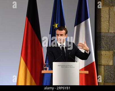 (190122) -- AIX-LA-CHAPELLE, 22 janv. 2019 (Xinhua) -- le président français Emmanuel Macron prononce un discours lors de la cérémonie de signature du traité d'Aix-la-Chapelle, en Allemagne, le 22 janvier 2019. La chancelière allemande Angela Merkel et le président français Emmanuel Macron ont signé mardi un contrat pour renouveler l’amitié et la coopération entre les deux pays. Le traité dit d’Aix-la-Chapelle, signé par Merkel et Macron, cherche à renforcer la coopération entre l’Allemagne et la France en matière économique, de défense et de politique européenne. Le traité d'Aix-la-Chapelle est lié au traité de l'Elysée, signé en 1963. (Xinhua/lu Yang) ALLEMAGNE-AACHE Banque D'Images