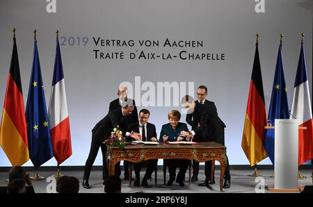 (190122) -- AIX-LA-CHAPELLE, 22 janvier 2019 (Xinhua) -- une photo prise le 22 janvier 2019 montre une vue de la cérémonie de signature du traité d'Aix-la-Chapelle à Aix-la-Chapelle, en Allemagne. La chancelière allemande Angela Merkel et le président français Emmanuel Macron ont signé mardi un contrat pour renouveler l’amitié et la coopération entre les deux pays. Le traité dit d’Aix-la-Chapelle, signé par Merkel et Macron, cherche à renforcer la coopération entre l’Allemagne et la France en matière économique, de défense et de politique européenne. Le traité d'Aix-la-Chapelle est lié au traité de l'Elysée, signé en 1963. (Xinhua/lu Yang) ALLEMAGNE-AIX-LA-CHAPELLE-FRANCE-TRAITÉ PACIFIQUE-si Banque D'Images