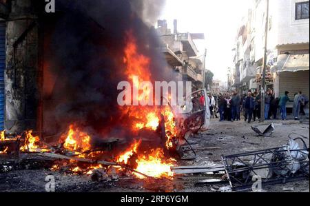 Actualités Bilder des Tages syrien, explosion einer Autobombe in Latakia (190122) -- LATAKIA, 22 janv. 2019 () -- Un véhicule en feu est vu sur le site où une voiture piégée a explosé à Latakia, Syrie, le 22 janvier 2019. Une camionnette piégée a décollé mardi dans la ville de Latakia, au nord-ouest de la Syrie, tuant une personne et blessant 14 personnes, a rapporté la télévision d'État. () SYRIE-LATTAQUIÉ-VOITURE BOMBE Xinhua PUBLICATIONxNOTxINxCHN Banque D'Images