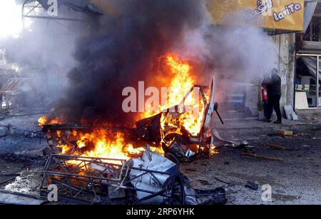 Syrien, explosion einer Autobombe à Lattaquié (190122) -- LATTAQUIÉ, 22 janvier 2019 () -- Un véhicule en feu est vu sur le site où une voiture piégée a explosé à Lattaquié, Syrie, le 22 janvier 2019. Une camionnette piégée a décollé mardi dans la ville de Latakia, au nord-ouest de la Syrie, tuant une personne et blessant 14 personnes, a rapporté la télévision d'État. () SYRIE-LATTAQUIÉ-VOITURE BOMBE Xinhua PUBLICATIONxNOTxINxCHN Banque D'Images