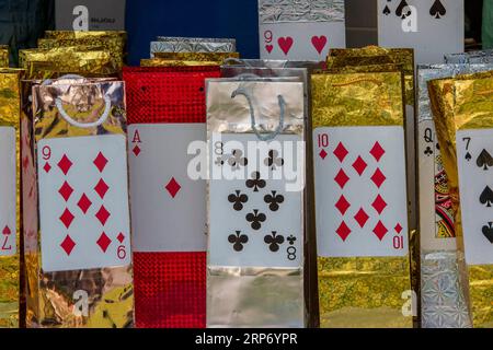 jeu de loterie avec différentes combinaisons de cartes à jouer sur des sacs de couleur or. cartes à jouer attachées aux prix de décrochage de tombola Banque D'Images