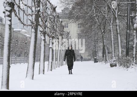 (190122) -- BRUXELLES, le 22 janvier 2019 -- Une femme marche dans la neige au centre-ville de Bruxelles, Belgique, le 22 janvier 2019.) BELGIQUE-BRUXELLES-NEIGE YexPingfan PUBLICATIONxNOTxINxCHN Banque D'Images