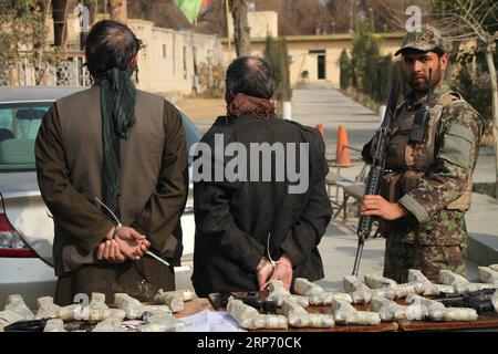 (190123) -- JALALABAD, 23 janvier 2019 -- des contrebandiers présumés d'armes sont menottés après avoir été arrêtés dans la ville de Jalalabad, province de Nangarhar, Afghanistan, le 22 janvier 2019. Des membres des forces de sécurité afghanes ont arrêté deux trafiquants présumés d'armes dans la province orientale de Nangarhar, a déclaré mardi un responsable local. AFGHANISTAN-PASSEUR D'ARMES- ARRESTATION DE SaifurahmanxSafi PUBLICATIONxNOTxINxCHN Banque D'Images