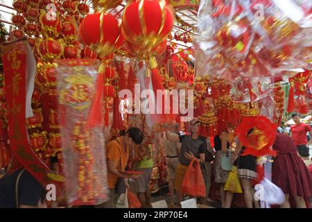 (190123) -- SINGAPOUR, 23 janvier 2019 -- les gens achètent des produits du nouvel an lunaire sur un marché temporaire du nouvel an dans le centre-ville de Singapour, le 23 janvier 2019.) SINGAPOUR-MARCHANDISES DU NOUVEL AN ThenxChihxWey PUBLICATIONxNOTxINxCHN Banque D'Images