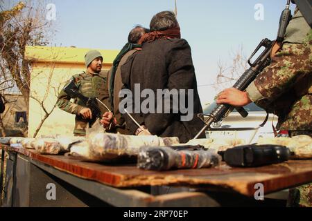 (190123) -- JALALABAD, 23 janvier 2019 -- des contrebandiers présumés d'armes sont menottés après avoir été arrêtés dans la ville de Jalalabad, province de Nangarhar, Afghanistan, le 22 janvier 2019. Des membres des forces de sécurité afghanes ont arrêté deux trafiquants présumés d'armes dans la province orientale de Nangarhar, a déclaré mardi un responsable local. AFGHANISTAN-PASSEUR D'ARMES- ARRESTATION DE SaifurahmanxSafi PUBLICATIONxNOTxINxCHN Banque D'Images