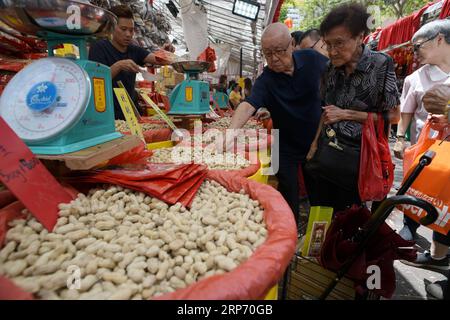 (190123) -- SINGAPOUR, 23 janvier 2019 -- les gens achètent des produits du nouvel an lunaire sur un marché temporaire du nouvel an dans le centre-ville de Singapour, le 23 janvier 2019.) SINGAPOUR-MARCHANDISES DU NOUVEL AN ThenxChihxWey PUBLICATIONxNOTxINxCHN Banque D'Images