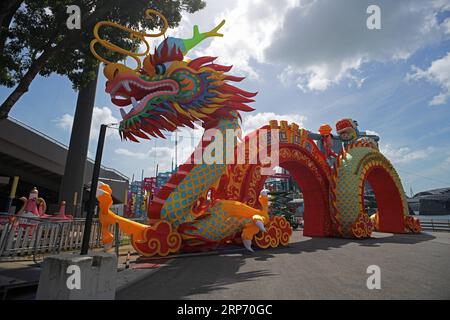 (190123) -- SINGAPOUR, le 23 janvier 2019 -- des ouvriers installent des décorations pour le nouvel an lunaire au flotteur de Singapour à Marina Bay, le 23 janvier 2019.) SINGAPOUR-NOUVEL AN-DÉCORATION ThenxChihxWey PUBLICATIONxNOTxINxCHN Banque D'Images