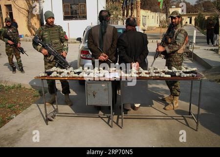 (190123) -- JALALABAD, 23 janvier 2019 -- des contrebandiers présumés d'armes sont menottés après avoir été arrêtés dans la ville de Jalalabad, province de Nangarhar, Afghanistan, le 22 janvier 2019. Des membres des forces de sécurité afghanes ont arrêté deux trafiquants présumés d'armes dans la province orientale de Nangarhar, a déclaré mardi un responsable local. AFGHANISTAN-PASSEUR D'ARMES- ARRESTATION DE SaifurahmanxSafi PUBLICATIONxNOTxINxCHN Banque D'Images