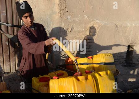 (190123) -- KANDAHAR, le 23 janv. 2019 -- un garçon afghan reçoit de l'eau d'une pompe à eau publique dans la ville de Kandahar, capitale de la province de Kandahar, dans le sud de l'Afghanistan, le 22 janvier 2019.) AFGHANISTAN-KANDAHAR-LIFE-POMPE À EAU PUBLIQUE SANAULAHXSEIAM PUBLICATIONXNOTXINXCHN Banque D'Images