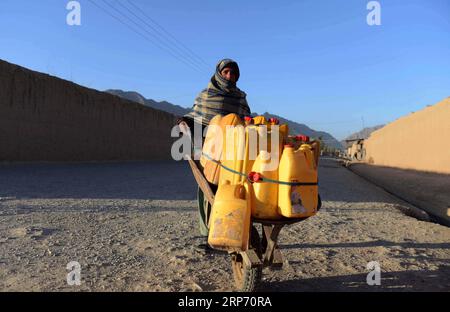 (190123) -- KANDAHAR, le 23 janvier 2019 -- un garçon afghan pousse une charrette à main pour obtenir de l'eau d'une pompe à eau publique dans la ville de Kandahar, capitale de la province de Kandahar, dans le sud de l'Afghanistan, le 22 janvier 2019. ) AFGHANISTAN-KANDAHAR-LIFE-POMPE À EAU PUBLIQUE SANAULAHXSEIAM PUBLICATIONXNOTXINXCHN Banque D'Images