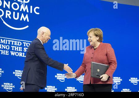 (190124) -- BEIJING, 24 janvier 2019 -- la chancelière allemande Angela Merkel (droite) serre la main du fondateur et président exécutif du Forum économique mondial (FEM) Klaus Schwab lors d'une séance plénière lors de la 49e réunion annuelle du FEM à Davos, en Suisse, le 23 janvier 2019. Je crois que le multilatéralisme est indispensable au développement prospère du monde, a déclaré Merkel ici mercredi. PHOTOS XINHUA DU JOUR XuxJinquan PUBLICATIONxNOTxINxCHN Banque D'Images