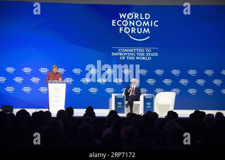 (190124) -- PÉKIN, 24 janvier 2019 -- la chancelière allemande Angela Merkel (L, arrière) prend la parole lors d'une séance plénière lors de la 49e réunion annuelle du Forum économique mondial (FEM) à Davos, en Suisse, le 23 janvier 2019. Je crois que le multilatéralisme est indispensable au développement prospère du monde, a déclaré Merkel ici mercredi. PHOTOS XINHUA DU JOUR XuxJinquan PUBLICATIONxNOTxINxCHN Banque D'Images