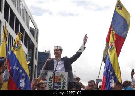 (190124) -- CARACAS, 24 janvier 2019 -- Juan Guaido (C), président de l'Assemblée nationale contrôlée par l'opposition, prononce un discours sur l'avenue Francisco de Miranda, à Caracas, Venezuela, le 23 janvier 2019. Le président vénézuélien Nicolas Maduro a annoncé mercredi qu'il rompait les liens diplomatiques et politiques avec les États-Unis après que les autorités américaines eurent reconnu le chef de l'opposition Juan Guaido comme président intérimaire du pays. Boris Vergara) VENEZUELA-États-Unis-CRAVATES RUPTURE e BorisxVergara PUBLICATIONxNOTxINxCHN Banque D'Images