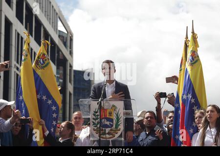 (190124) -- CARACAS, 24 janvier 2019 -- Juan Guaido (C), président de l'Assemblée nationale contrôlée par l'opposition, prononce un discours sur l'avenue Francisco de Miranda, à Caracas, Venezuela, le 23 janvier 2019. Le président vénézuélien Nicolas Maduro a annoncé mercredi qu'il rompait les liens diplomatiques et politiques avec les États-Unis après que les autorités américaines eurent reconnu le chef de l'opposition Juan Guaido comme président intérimaire du pays. Boris Vergara) VENEZUELA-États-Unis-CRAVATES RUPTURE e BorisxVergara PUBLICATIONxNOTxINxCHN Banque D'Images