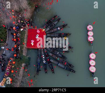 (190124) -- PÉKIN, 24 janvier 2019 (Xinhua) -- une photo aérienne prise le 23 janvier 2019 montre des gens qui regardent un spectacle d'opéra au bord de l'eau saluant le prochain festival du printemps dans le village de Hexidai du district de Yuhang, Hangzhou, province du Zhejiang dans l'est de la Chine. (Xinhua/Xu Yu) PHOTOS XINHUA DU JOUR PUBLICATIONxNOTxINxCHN Banque D'Images