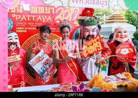 (190124) -- BANGKOK, 24 janv. 2019 (Xinhua) -- des représentants de la province orientale de Chonburi de Thaïlande font la promotion de leurs activités de célébration lors d'une conférence de presse sur la célébration du nouvel an chinois organisée par l'Office du tourisme de Thaïlande (TAT) à Bangkok, Thaïlande, le 24 janvier 2019. L organisme touristique thaïlandais s associe au Ministère chinois de la Culture et du Tourisme et à l ambassade de Chine pour lancer une veille festive de célébration du nouvel an chinois dans la ville chinoise de Bangkok. (Xinhua/Zhang Keren) THAÏLANDE-BANGKOK-CHINE NOUVEL AN-CONFÉRENCE DE PRESSE PUBLICATIONxNOTxINxCHN Banque D'Images