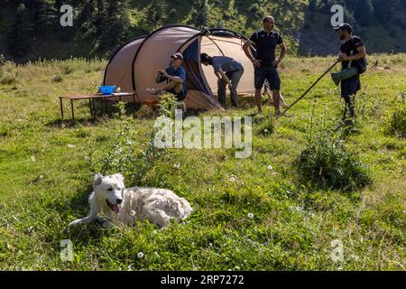 Les randonneurs passent la nuit dans une tente sur un endroit libre près de Dartlo, en Géorgie Banque D'Images