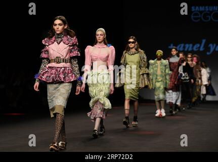 (190125) -- MADRID, 25 janvier 2019 (Xinhua) -- des mannequins présentent des créations du designer Anel Yaos lors de la Fashion week de Madrid, Espagne, le 24 janvier 2019. (Xinhua/Guo Qiuda) MADRID- DÉFILÉ PUBLICATIONxNOTxINxCHN Banque D'Images