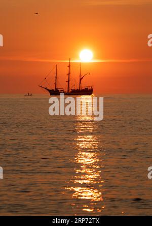 Aberystwyth, Ceredigion, pays de Galles, Royaume-Uni. 03 septembre 2023 UK Météo : un magnifique coucher de soleil derrière le Pelican de Londres, alors qu'il amarrage sur la baie de Cardigan, à la fin d'une journée chaude et calme, sur la côte ouest d'Aberystwyth crédit : Ian Jones/Alamy Live News Banque D'Images