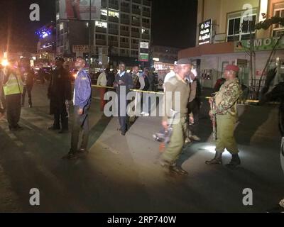 (190126) -- NAIROBI, 26 janvier 2019 -- des gens se rassemblent sur un site d'explosion à Nairobi, Kenya, le 26 janvier 2019. Au moins une personne a été grièvement blessée après l'explosion d'un engin explosif improvisé présumé dans une rue animée de Nairobi, la capitale kenyane, samedi, a déclaré la police. KENYA-NAIROBI-BLAST Nyalwash PUBLICATIONxNOTxINxCHN Banque D'Images