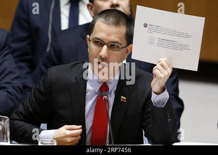 (190126) -- NATIONS UNIES, 26 janvier 2019 -- le ministre vénézuélien des Affaires étrangères Jorge Arreaza tient une copie de la capture d'écran du tweet du président américain Donald Trump lorsqu'il s'adresse à une réunion d'urgence du Conseil de sécurité des Nations Unies sur la situation au Venezuela, au siège de l'ONU à New York, le 26 janvier 2019. ) ONU-CONSEIL DE SÉCURITÉ-VENEZUELA-REUNION D'URGENCE LIXMUZI PUBLICATIONXNOTXINXCHN Banque D'Images