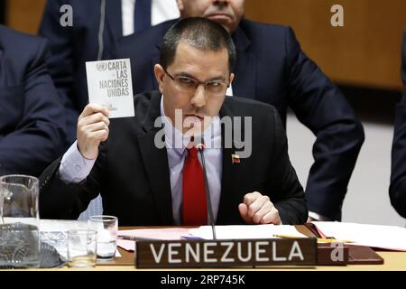 (190126) -- NATIONS UNIES, 26 janvier 2019 -- le ministre vénézuélien des Affaires étrangères Jorge Arreaza tient une version espagnole de la Charte des Nations Unies alors qu'il s'adresse à une réunion d'urgence du Conseil de sécurité sur la situation au Venezuela, au siège des Nations Unies à New York, le 26 janvier 2019.) ONU-CONSEIL DE SÉCURITÉ-VENEZUELA-REUNION D'URGENCE LIXMUZI PUBLICATIONXNOTXINXCHN Banque D'Images