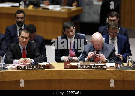 (190126) -- NATIONS UNIES, 26 janvier 2019 -- Vassily Nebenzia (R, front), représentante permanente de la Russie auprès des Nations Unies, lit la Constitution du Venezuela lors d'une réunion d'urgence du Conseil de sécurité sur la situation au Venezuela, au siège des Nations Unies à New York, le 26 janvier 2019. ) ONU-CONSEIL DE SÉCURITÉ-VENEZUELA-REUNION D'URGENCE LIXMUZI PUBLICATIONXNOTXINXCHN Banque D'Images